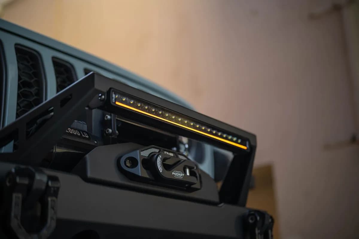 DV8 Offroad 20-Inch Halo Elite Single Row Light Bar with Accent Light