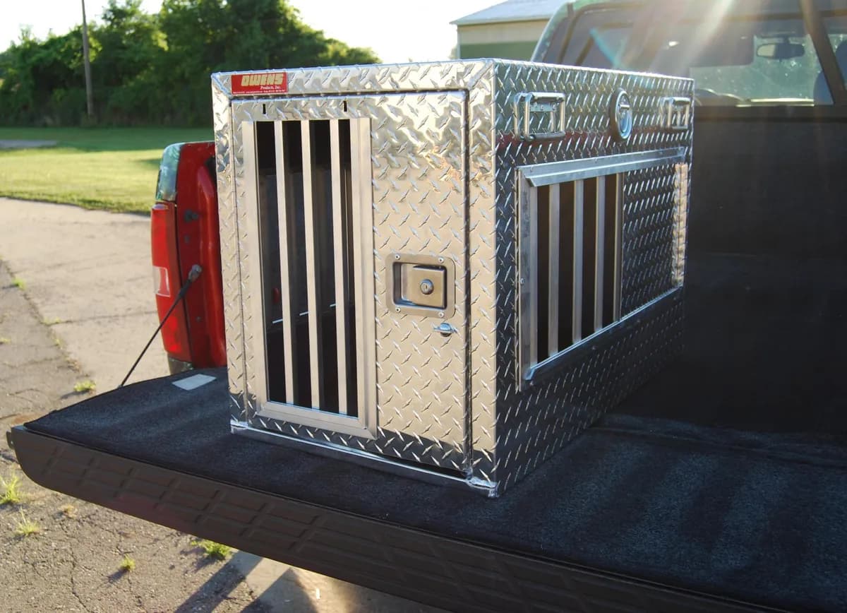 Dog Box Hunter Series Single Compartment / 21 W x 38 D x 25 H / All Seasons Vents / Diamond Tread Aluminum / Owens Products