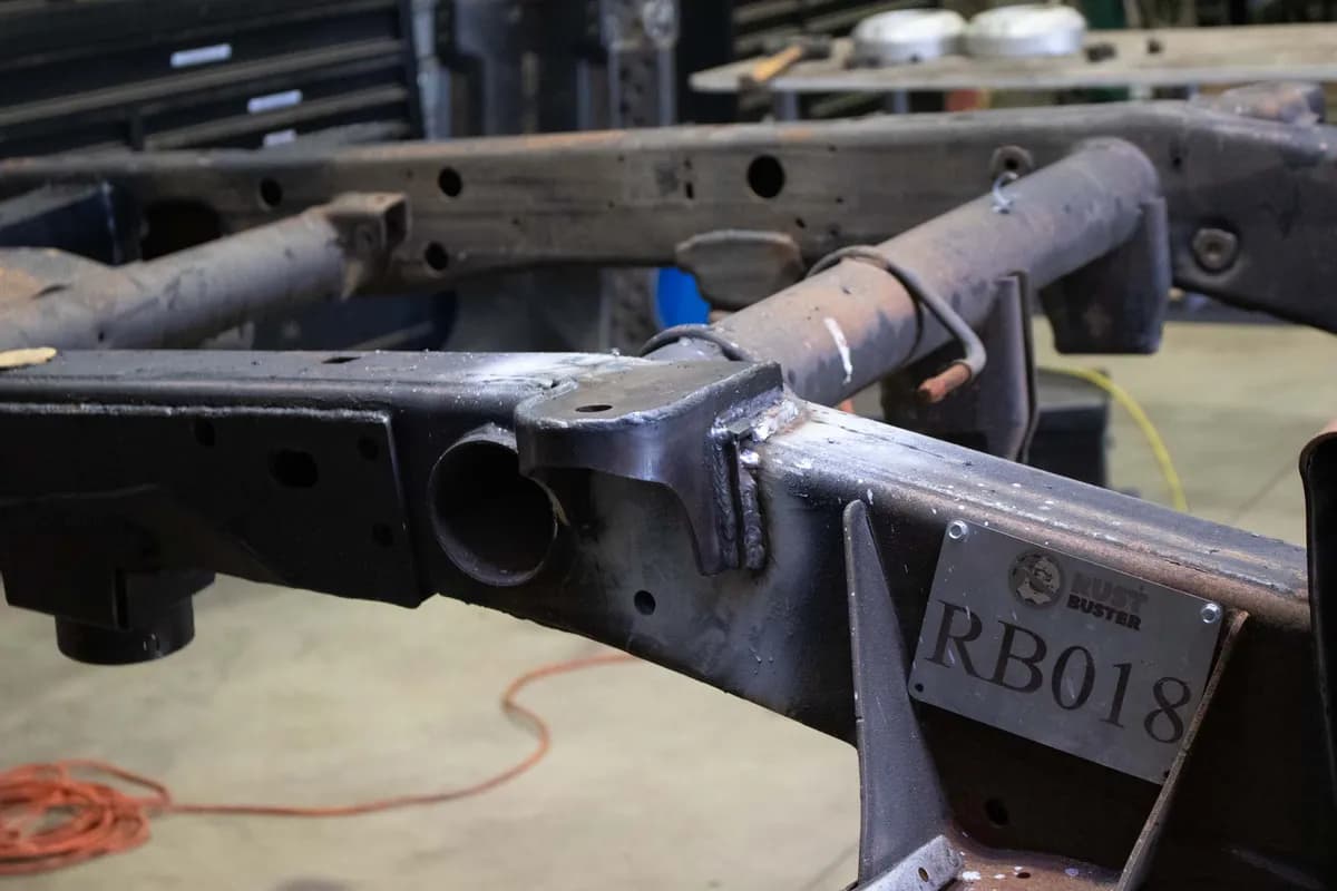 Rust Buster 2011-2018 Chevy Silverado 2500hd And 3500hd Gmc Sierra 2500hd And 3500hd Center Bed Mount Left Side Rb7828l