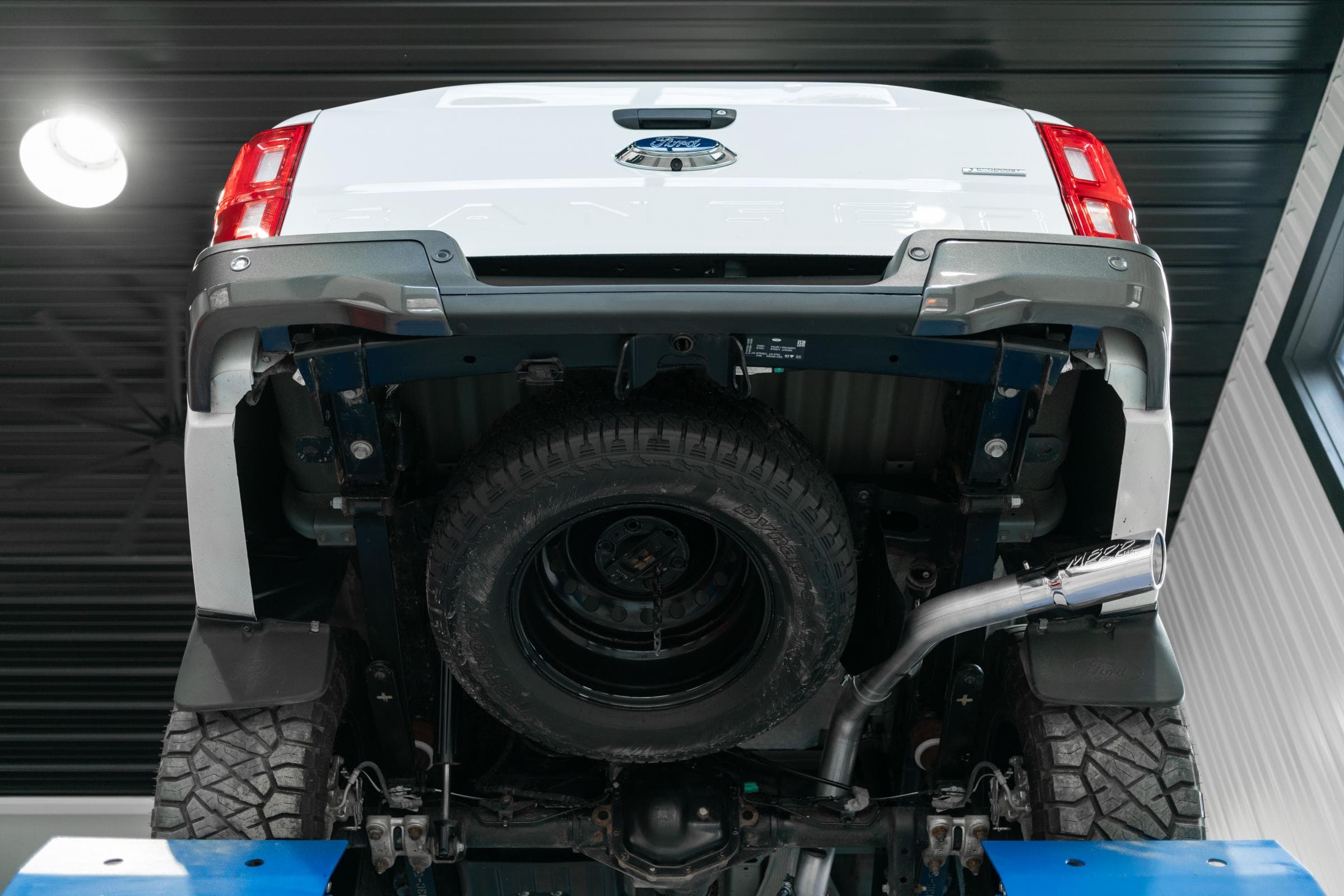 Armor Lite Cat Back Exhaust System; 3 in.; Incl. Front Pipe/Muffler/Tailpipe/Hardware/4 in. OD Tip; Single Side Exit; Aluminized; product image